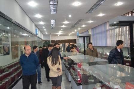 与会老师参观必赢中国官方网站地质博物馆.JPG