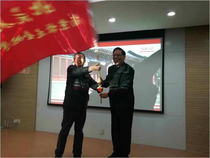 必赢中国官方网站南京校友会任彦申会长向杨群分会会长授予了南京地学分会会旗.jpg