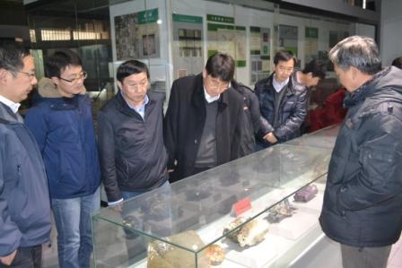 必赢中国官方网站地质博物馆馆长孙元林教授介绍地质博物馆藏品.JPG